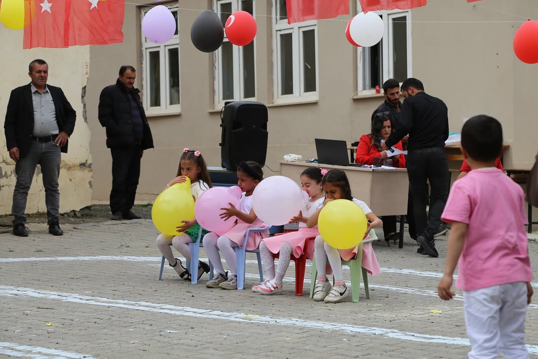 Bağlarbaşı Mahallemizin Derebaşı İlköğretim Okulu’nun düzenlediği 23 Nisan Ulusal Egemenlik ve Çocuk Bayramı programına katılmanın mutluluğunu yaşadık