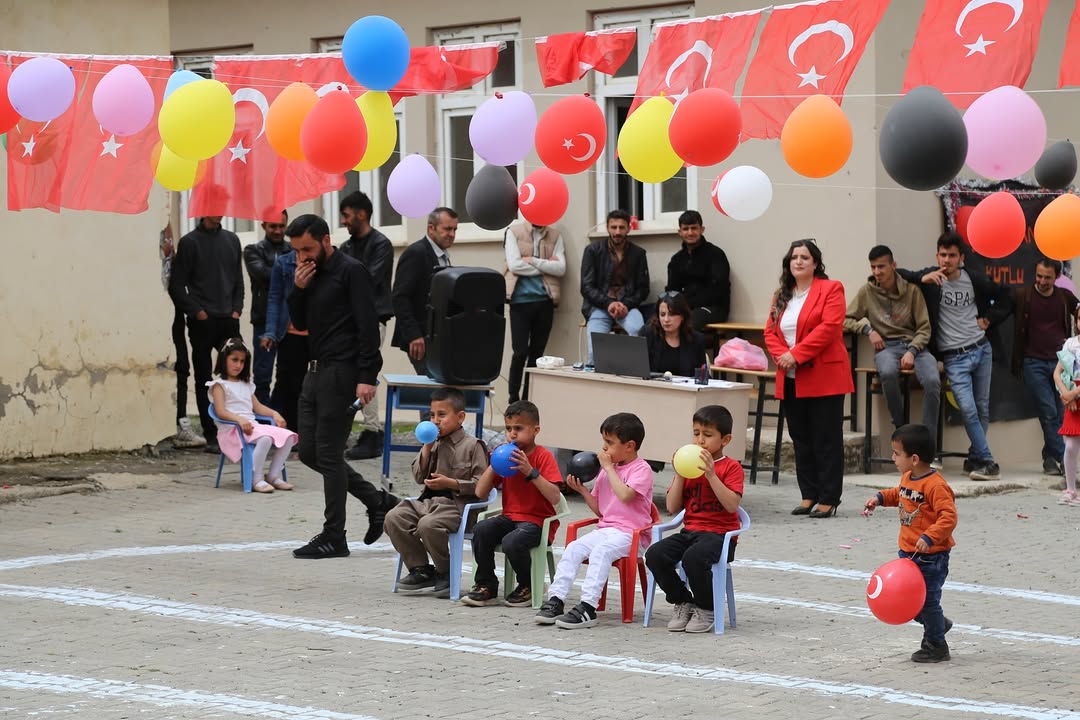 Bağlarbaşı Mahallemizin Derebaşı İlköğretim Okulu’nun düzenlediği 23 Nisan Ulusal Egemenlik ve Çocuk Bayramı programına katılmanın mutluluğunu yaşadık
