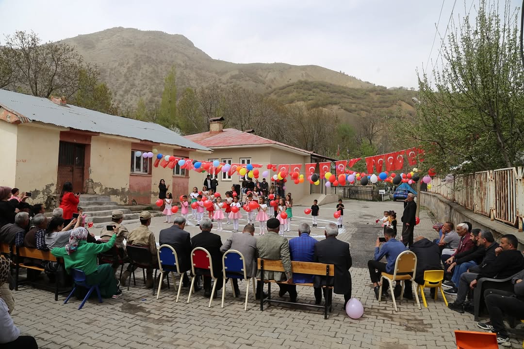 Bağlarbaşı Mahallemizin Derebaşı İlköğretim Okulu’nun düzenlediği 23 Nisan Ulusal Egemenlik ve Çocuk Bayramı programına katılmanın mutluluğunu yaşadık
