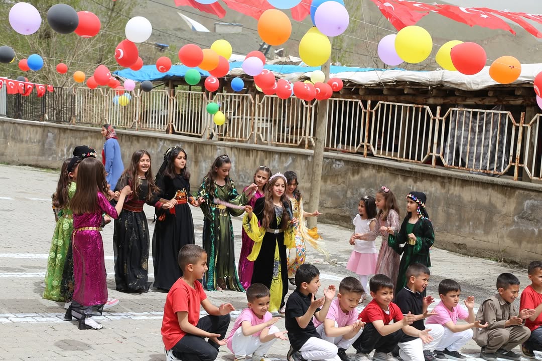 Bağlarbaşı Mahallemizin Derebaşı İlköğretim Okulu’nun düzenlediği 23 Nisan Ulusal Egemenlik ve Çocuk Bayramı programına katılmanın mutluluğunu yaşadık