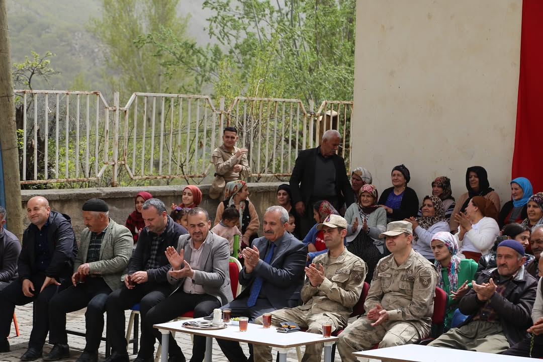Bağlarbaşı Mahallemizin Derebaşı İlköğretim Okulu’nun düzenlediği 23 Nisan Ulusal Egemenlik ve Çocuk Bayramı programına katılmanın mutluluğunu yaşadık